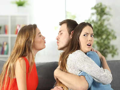 Dating Multiple Women: একই সময়ে অনেক মহিলার সঙ্গে চক্কর চালালে জীবনে নেমে আসে অন্ধকার, ৫ কৌশলে নিজেকে বদলান