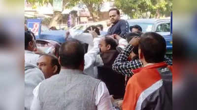 Delhi MCD Election: AAP और BJP कार्यकर्ताओं के बीच जमकर चले लात घूंसे, टीवी डिबेट शो के बाद मचा हंगामा, कई जख्मी
