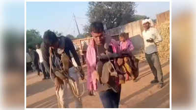 Shivpuri: घर में घुसे चोरों को ग्रामीणों ने पकड़ा, जूतों की माला पहनाकर गांव में घुमाया... फिर Video कर दिया वायरल