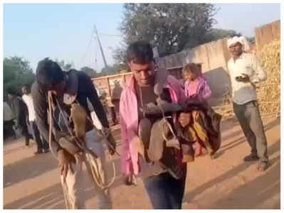 Shivpuri: घर में घुसे चोरों को ग्रामीणों ने पकड़ा, जूतों की माला पहनाकर गांव में घुमाया... फिर Video कर दिया वायरल