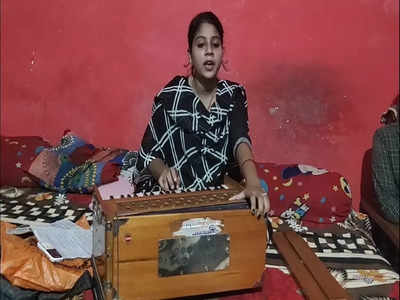 Chhatarpur: 16 साल की आरजू खानम, हिंदू धार्मिक गाने गाकर पाल रही परिवार का पेट