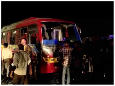 Dewas Bus Accident: देवास में तेज रफ्तार बस डिवाइडर से टकराकर पलटी, 3 की मौत