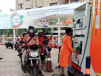 Petrol Diesel Price: অনেকটা সস্তা বিকোচ্ছে কাঁচা জ্বালানি, কলকাতায় আজ পেট্রল কত?