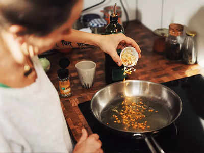 Kitchen Hacks: অফিসের তাড়াহুড়োতে রান্নায় ভুল করে নুন বেশি দিয়ে ফেলেছেন? আপনার জন্য রইল কিছু টিপস