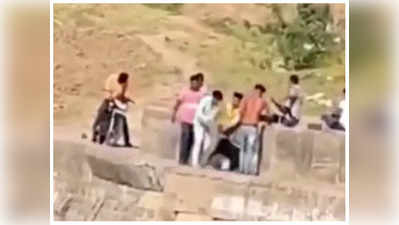 MP: उज्‍जैन में दो युवकों की लाठी-डंडे से पिटाई... बाइक को नदी में फेंका, Video वायरल होने के बाद आरोपी गिरफ्तार