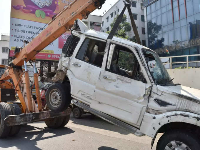 क्रेन की मदद से रास्‍ते से हटाईं गाड़‍ियां