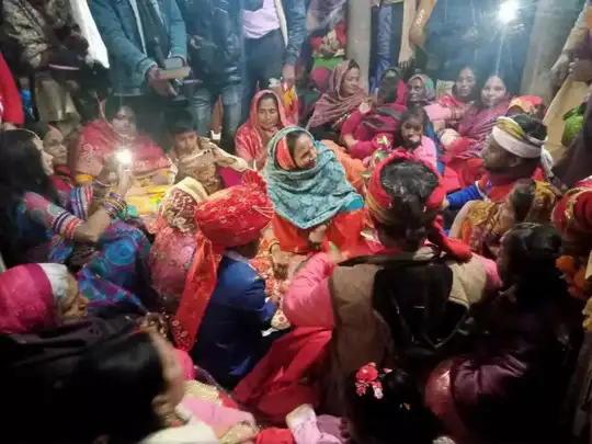 बिहार: तीन फीट के दूल्हे को मिली 3 फीट की दुल्हन, मिलन की कहानी इमोशनल है -  unique wedding three feet groom got three feet bride in sitamarhi bihar -  Navbharat Times