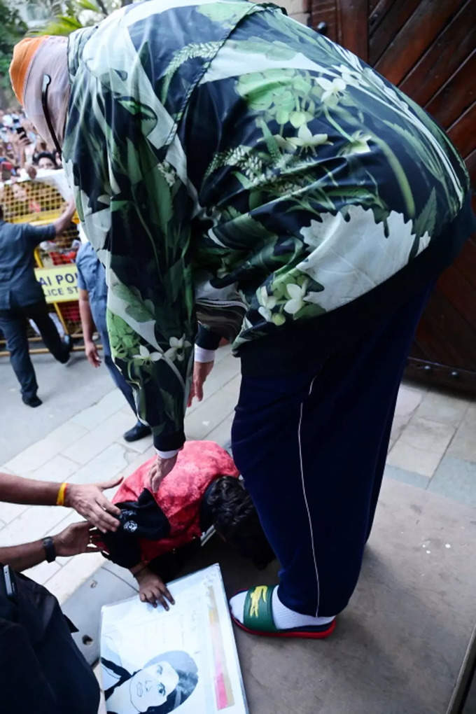 A young fan of Amitabh Bachchan broke the security