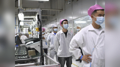 चीन में कोरोना बेकाबू, दुनिया की सबसे बड़ी आईफोन फैक्‍ट्री में कर्मचारियों ने किया जोरदार प्रदर्शन