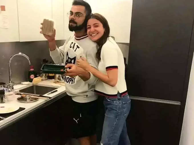 Virat and anushka viral photo of virat washing utensils