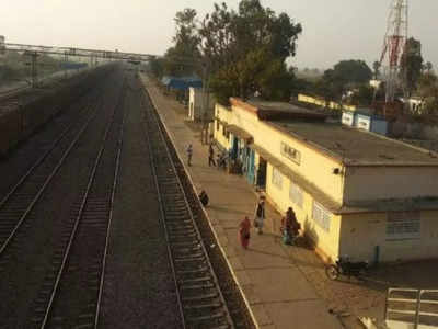 यूपी में है देश का अनोखा रेलवे स्टेशन, जहां आधी ट्रेन कानपुर देहात तो आधी औरैया जिले में रुकती है, जानिए कैसे?