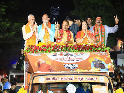 CM Yogi in Surat: पाटीदारों के गढ़ वाली इस सीट पर कांटे की टक्कर, बीजेपी ने चला बुलडोजर बाबा का दांव