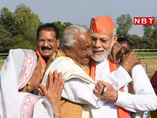 गुजरात में PM मोदी से स्‍नेह जताता यह बुजुर्ग कौन है? 1...                                         