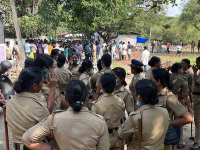 Hartal In Kozhikode: കോതിയിൽ ഇന്നും വൻ പ്രതിഷേധം; സ്ത്രീകളെയും കുട്ടികളെയും വലിച്ചിഴച്ച് പോലീസ്, നാളെ ഹർത്താൽ