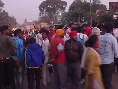 Mirzapur News: दवाइयां लेकर घर लौट रहे साइकिल सवार दंपती को हार्वेस्टर ने कुचला, हुई मौत