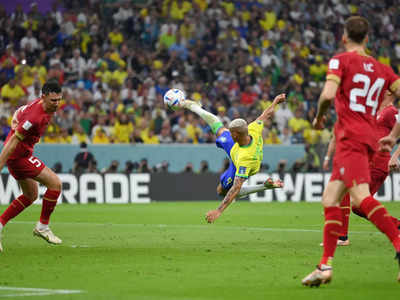 FIFA World Cup: फुटबॉलर है या जिम्नास्ट... हवा में गुलाटी लगाते हुए दागा गोल, वीडियो देख मेसी-रोनाल्डो को भूल जाएंगे