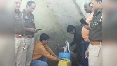 Lalitpur: अरे ये क्‍या! ललितपुर में छापा मारने पहुंची पुलिस, पानी पीने के लिए हैंडपंप चलाया तो निकलने लगी शराब