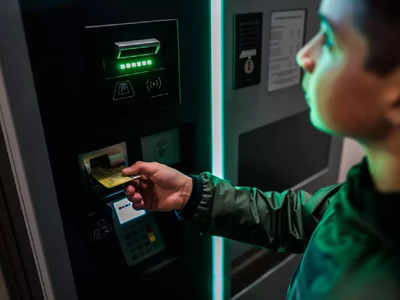 ATM Card Safety Tips: এটিএমে আটকে গিয়েছে কার্ড, বেরচ্ছে না টাকা? সুরক্ষিত থাকতে জানতেই হবে এই বিষয়গুলি