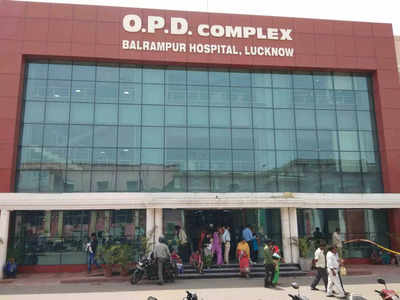 Lucknow: 2 साल की बच्ची के पेट से बिना सर्जरी निकाला सिस्ट, बलरामपुर अस्पताल के डॉक्टरों ने किया कमाल