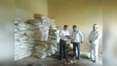 Deoria News: देवरिया में डीएपी खाद को भटक रहे किसान, समिति सचिव काट रहे माल, डीएम ने 4 को निलंबित किया