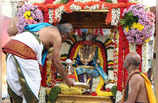 సర్వభూపాల వాహనంపై వెన్న ముద్ద కృష్ణుడి అలంకారంలో సిరుల‌ త‌ల్లి