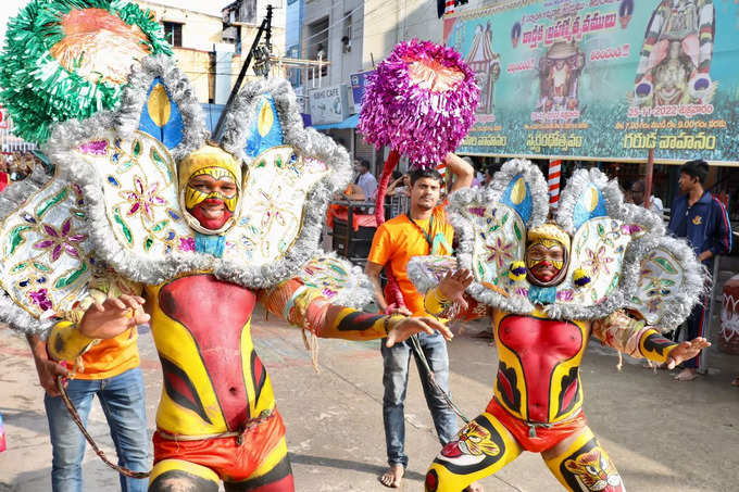 సర్వభూపాల వాహనంపై వెన్న ముద్ద కృష్ణుడి అలంకారంలో సిరుల‌ త‌ల్లి