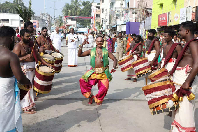 సర్వభూపాల వాహనంపై వెన్న ముద్ద కృష్ణుడి అలంకారంలో సిరుల‌ త‌ల్లి