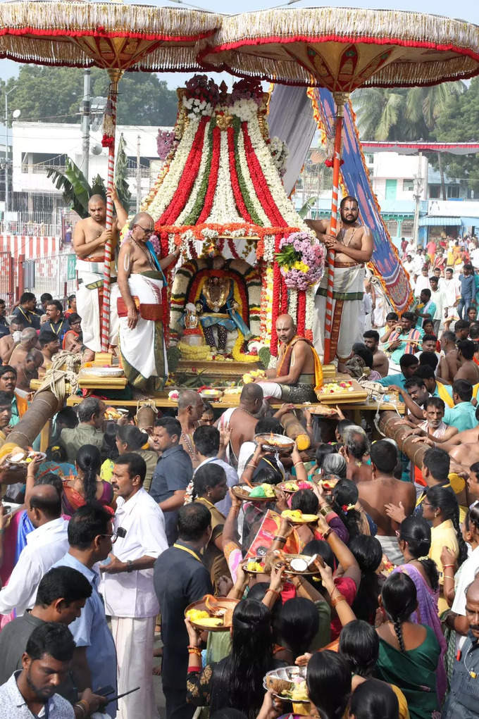 సర్వభూపాల వాహనంపై వెన్న ముద్ద కృష్ణుడి అలంకారంలో సిరుల‌ త‌ల్లి