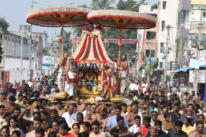 సర్వభూపాల వాహనంపై వెన్న ముద్ద కృష్ణుడి అలంకారంలో సిరుల‌ త‌ల్లి