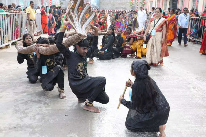 సర్వభూపాల వాహనంపై వెన్న ముద్ద కృష్ణుడి అలంకారంలో సిరుల‌ త‌ల్లి