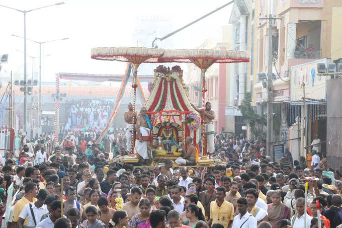 సర్వభూపాల వాహనంపై వెన్న ముద్ద కృష్ణుడి అలంకారంలో సిరుల‌ త‌ల్లి