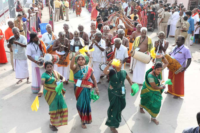 సర్వభూపాల వాహనంపై వెన్న ముద్ద కృష్ణుడి అలంకారంలో సిరుల‌ త‌ల్లి