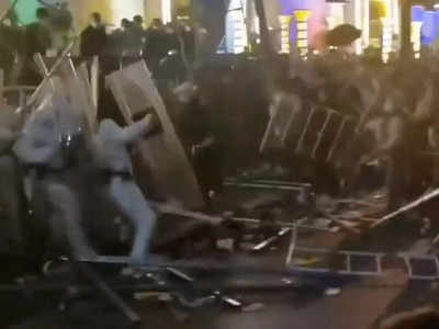 सबसे बड़ी आईफोन फैक्‍ट्री में भड़का दंगा, चीनी जनता ने जिनपिंग की पुलिस को जमकर पीटा, वीडियो