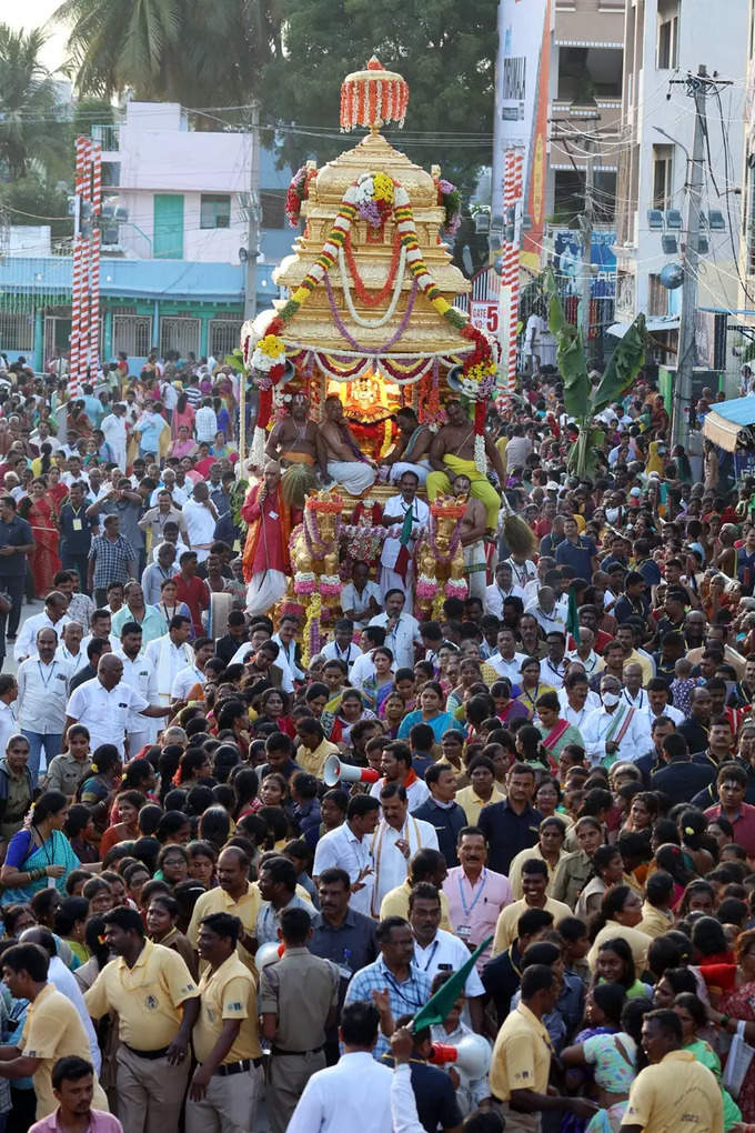 స్వ‌ర్ణ‌ర‌థంపై మెరిసిన సిరుల‌త‌ల్లి.. ఘనంగా గరుడ సేవ