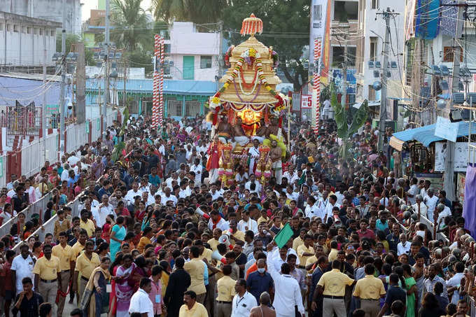 స్వ‌ర్ణ‌ర‌థంపై మెరిసిన సిరుల‌ త‌ల్లి.. ఘనంగా గరుడ సేవ