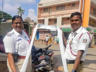 Traffic Rules Break: ಹೆಲ್ಮೆಟ್ ಇಲ್ಲದೆ ಅಡ್ಡಾದಿಡ್ಡಿ ಓಡಾಟ; ಹುಬ್ಬಳ್ಳಿಯ ಬೈಕ್ ಸವಾರನಿಗೆ ಬಿತ್ತು 17,500 ರೂ ದಂಡ!