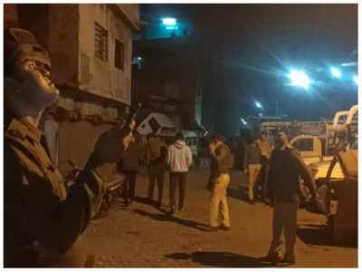 MP: इंदौर में गाड़ी की बीमा को लेकर दो पक्षों में विवाद, कई वाहनों में तोड़फोड़... मौके पर भारी पुलिस बल तैनात