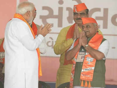 Gujarat Election 2022: महेसाणा के रण में बीजेपी की मजबूरी बने नितिन पटेल, होर्डिंग में लिखी ये बात