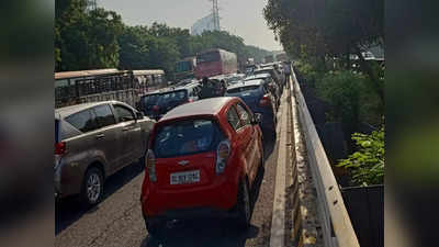 Noida: 130 मीटर रोड पर 1.5 KM का ब्रेकर और जाम के झाम में फंसते हजारों लोग... सवाल एक ही, कब सुधरेगी स्थिति?