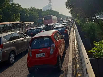 Noida: 130 मीटर रोड पर 1.5 KM का ब्रेकर और जाम के झाम में फंसते हजारों लोग... सवाल एक ही, कब सुधरेगी स्थिति?