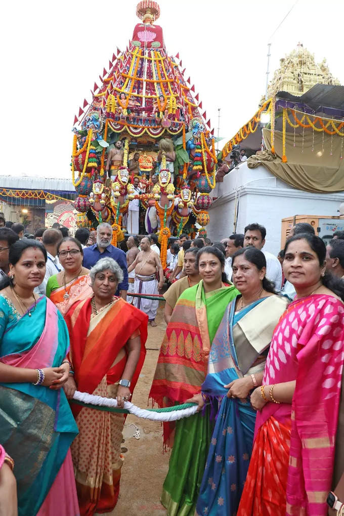 వైభవంగా తిరుచానూరు పద్మావతి అమ్మవారి రథోత్సవం