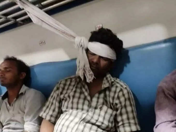 ट्रेन में सोने का देसी जुगाड़