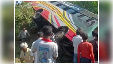 Bus Accident: नर्मदापुरम-खंडवा स्टेट हाईवे पर हादसा, तेज रफ्तार बस पलटी, 21 यात्री घायल
