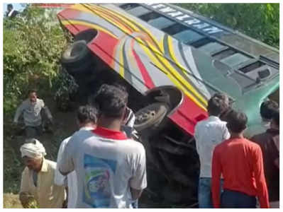 Bus Accident: नर्मदापुरम-खंडवा स्टेट हाईवे पर हादसा, तेज रफ्तार बस पलटी, 21 यात्री घायल
