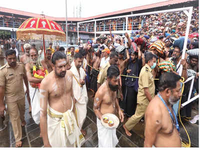 ആചാരമനുഷ്ഠിച്ച് ആചാര്യന്മാർ; വ്രതമനുഷ്ഠിച്ച് അയ്യപ്പ ഭക്തർ, സന്നിധാനം ഭക്തിസാന്ദ്രം