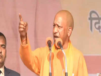 Yogi in Mainpuri: नेताजी को श्रद्धांजलि, अखिलेश के गढ़ में हुंकार... सीएम योगी ने मैनपुरी में शिवपाल को बताया फुटबॉल