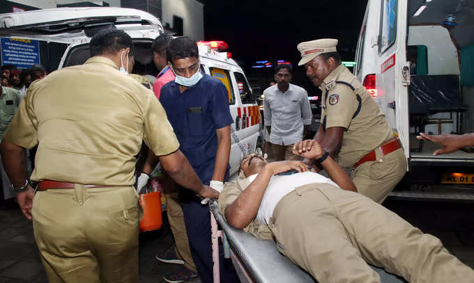 injured police personnel in Vizhinjam police station