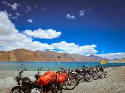 सर्दियों में Ladakh की इस Lake का अनोखा है चमत्कार, जमी हुई झील पर भागते हैं लोग, नहीं आता एक भी क्रैक