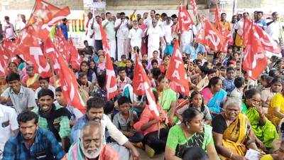 சாதிச் சான்றிதழ் வழங்க கோரி திண்டுக்கல் மாவட்ட ஆட்சியர் அலுவலகம் முன்பு காத்திருப்பு போராட்டம்