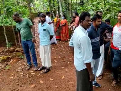 തിരൂര്‍ കന്‍മനത്ത് നായകള്‍ കടിച്ചു കീറിയ നിലയില്‍ നവജാത ശിശുവിന്റെ മൃതദേഹം കണ്ടെത്തി